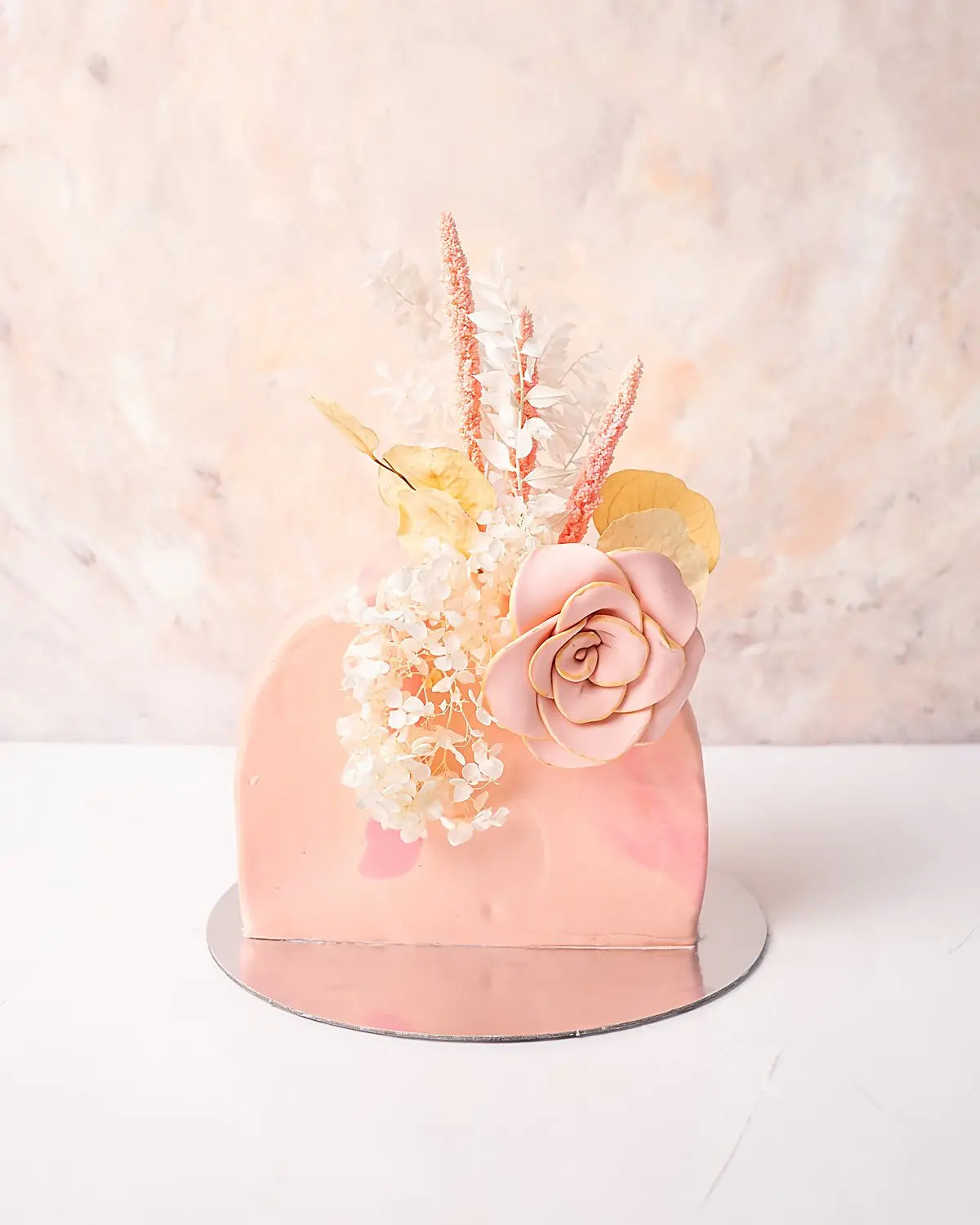 designer-cake-for-her-dubai