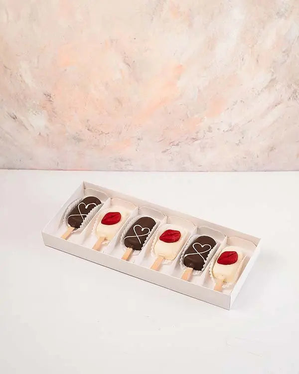 white-and-dark-chocolate-cakesicles-dubai