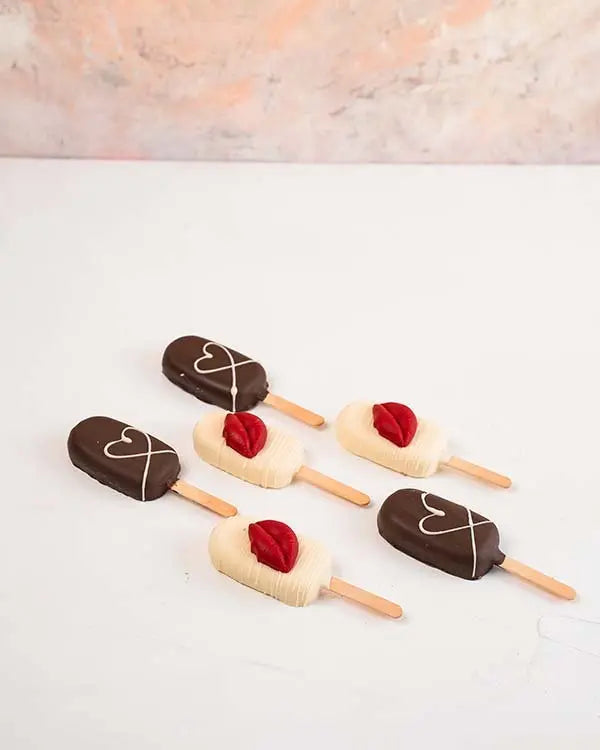 white-and-dark-chocolate-cakesicles-dubai