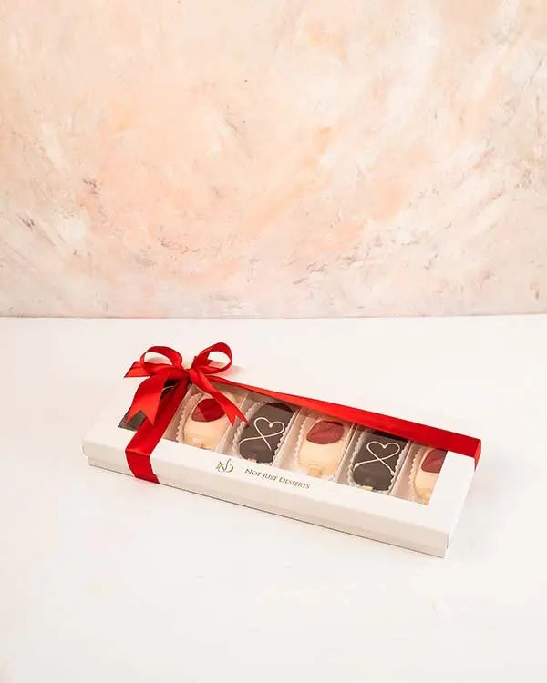 white-and-dark-chocolate-cakesicles-dubai