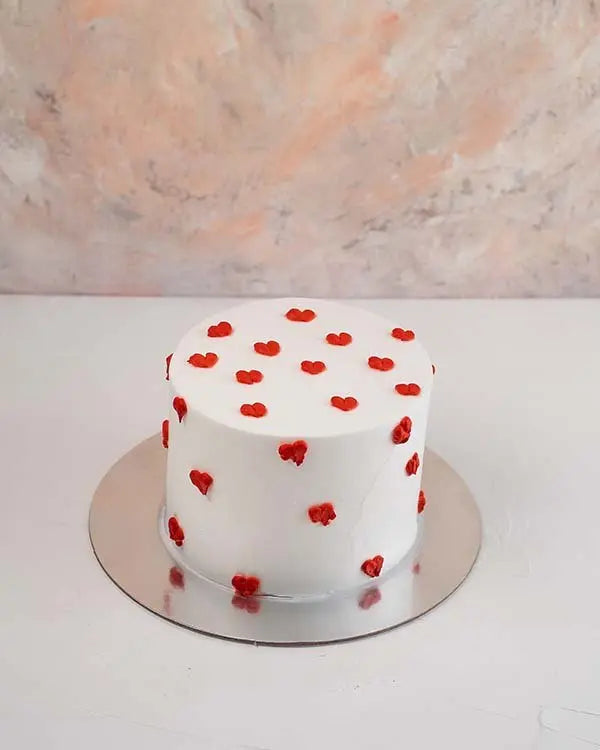 white-cakes-with-hearts-dubai