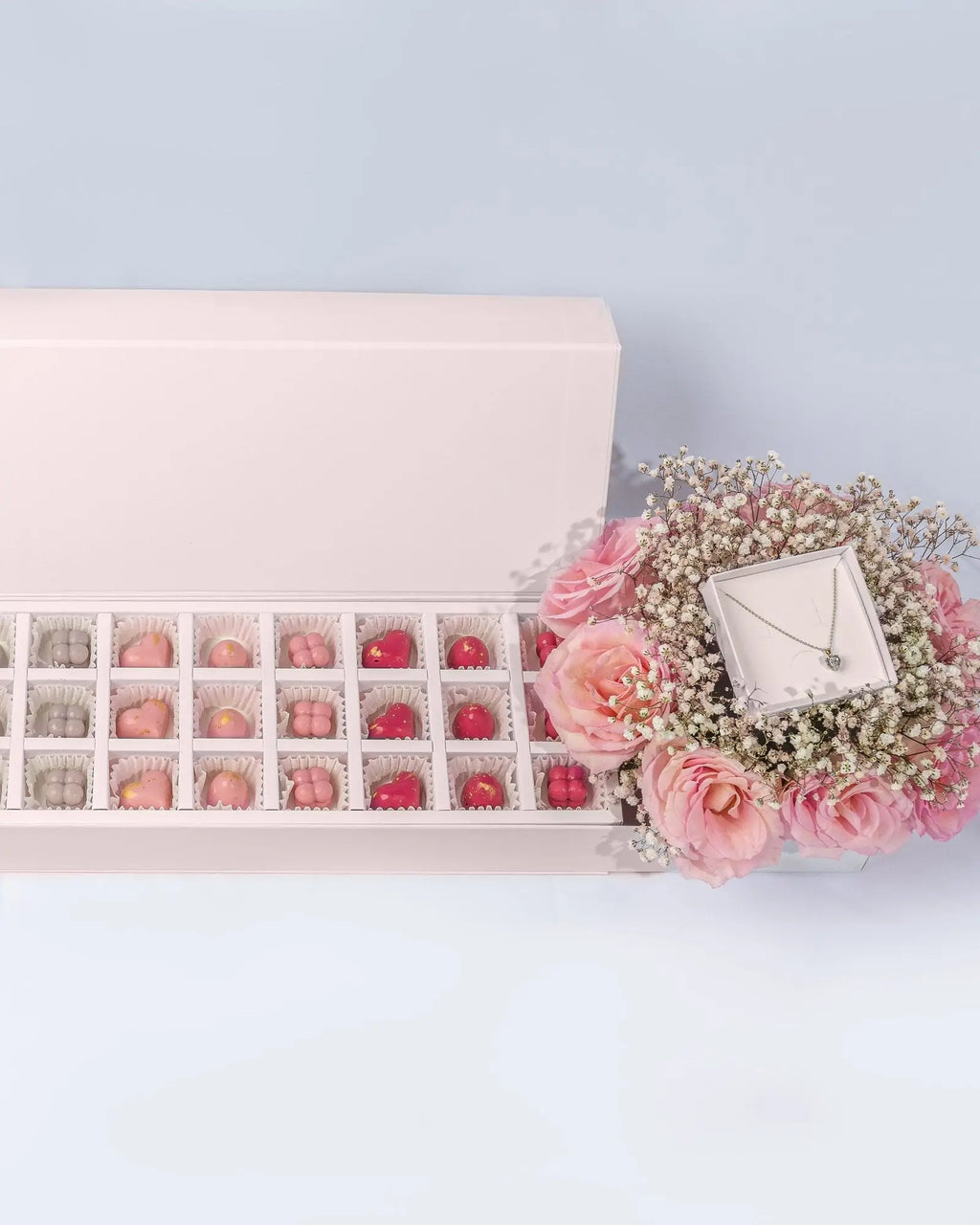 large-chocolate-tray-with-bouquet-and-necklace-dubai