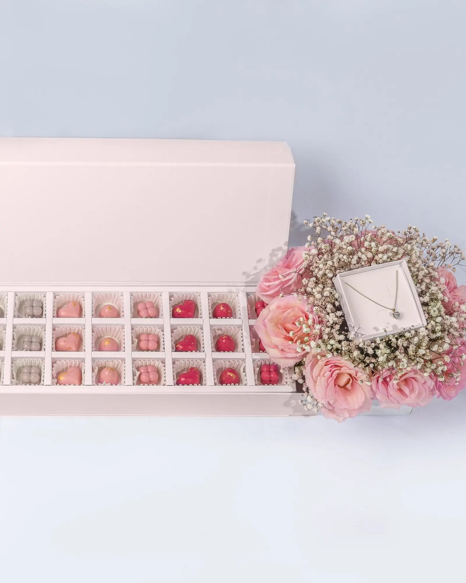 large-chocolate-tray-with-bouquet-and-necklace-dubai