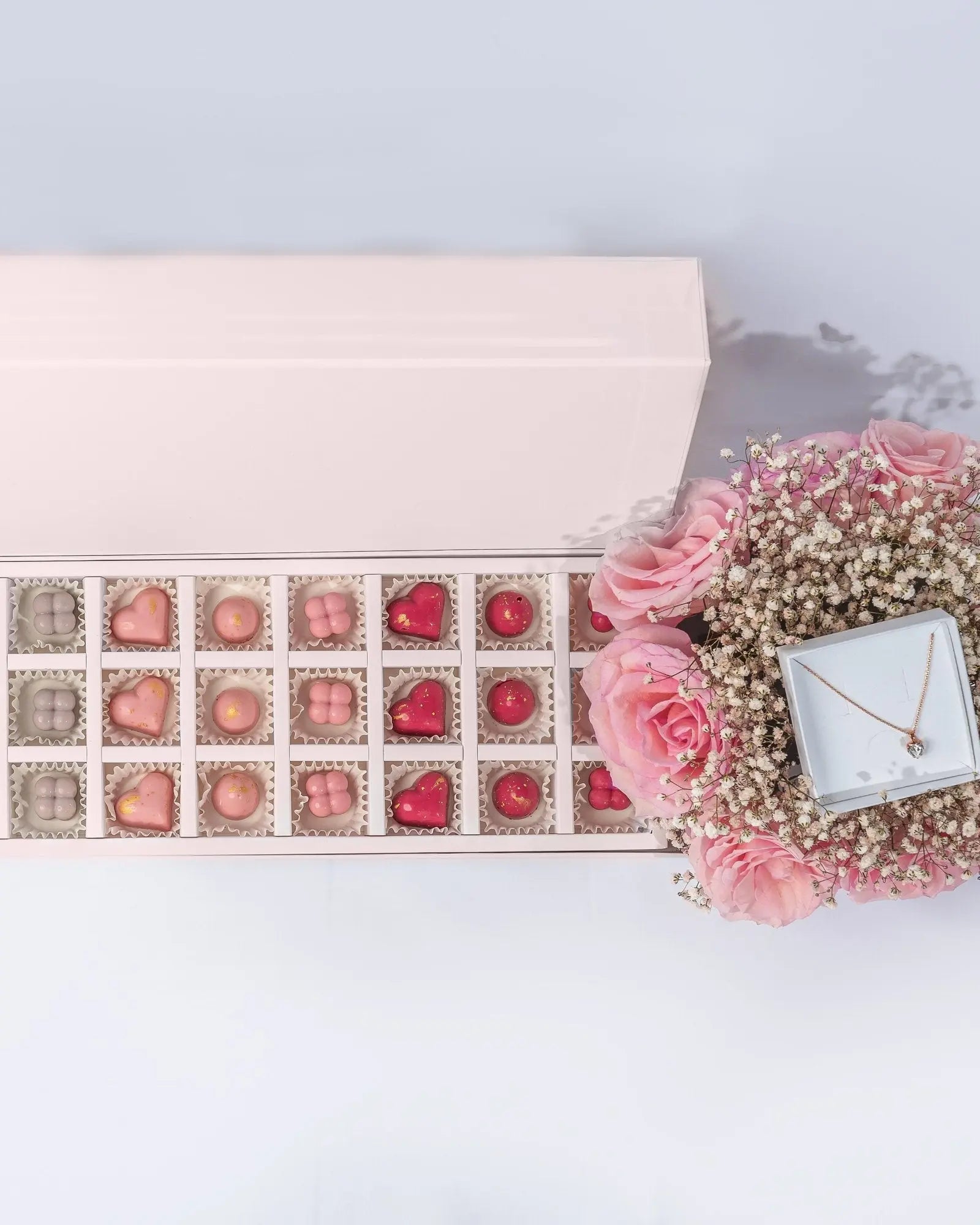 large-chocolate-tray-with-bouquet-and-necklace-dubai