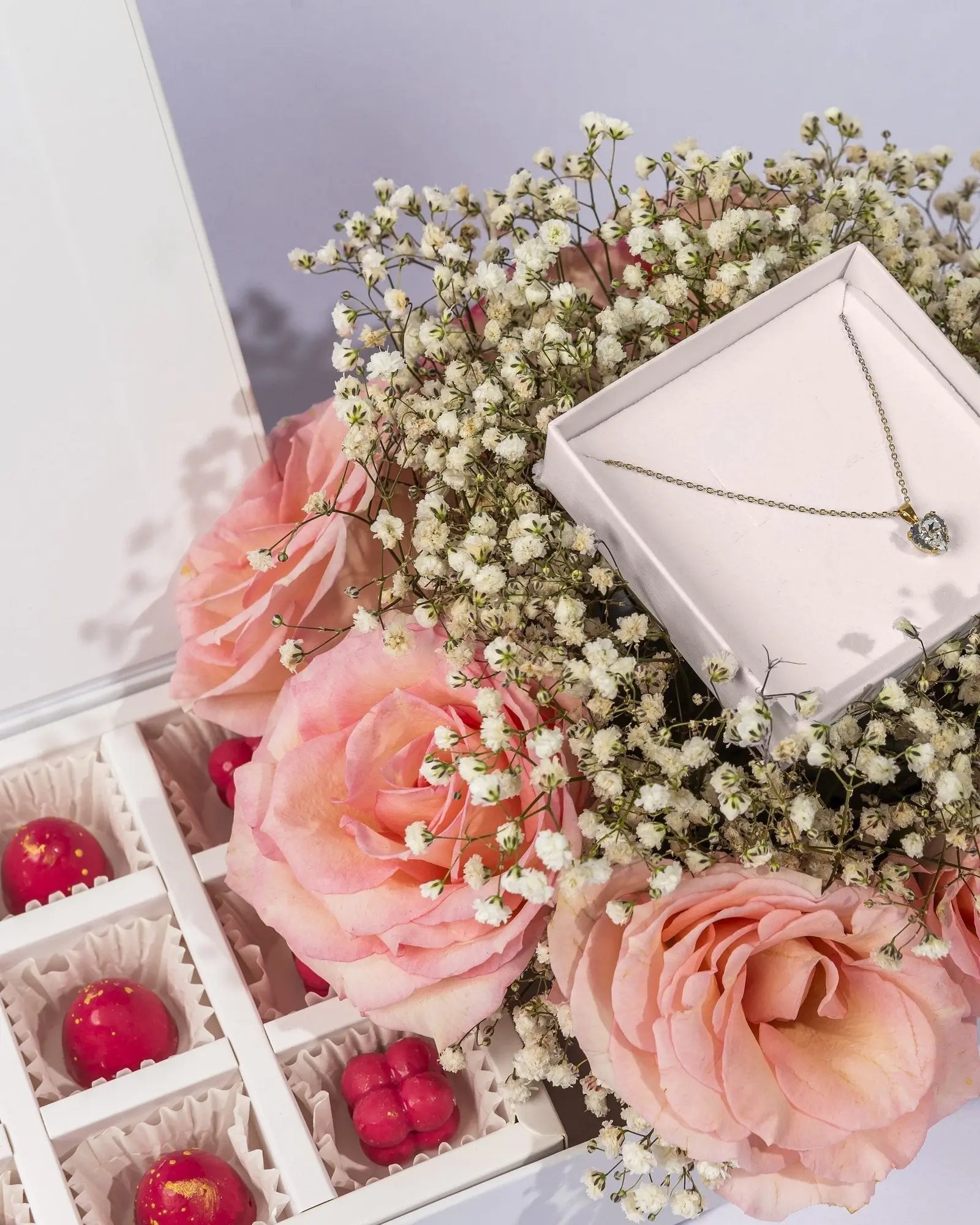 large-chocolate-tray-with-bouquet-and-necklace-dubai