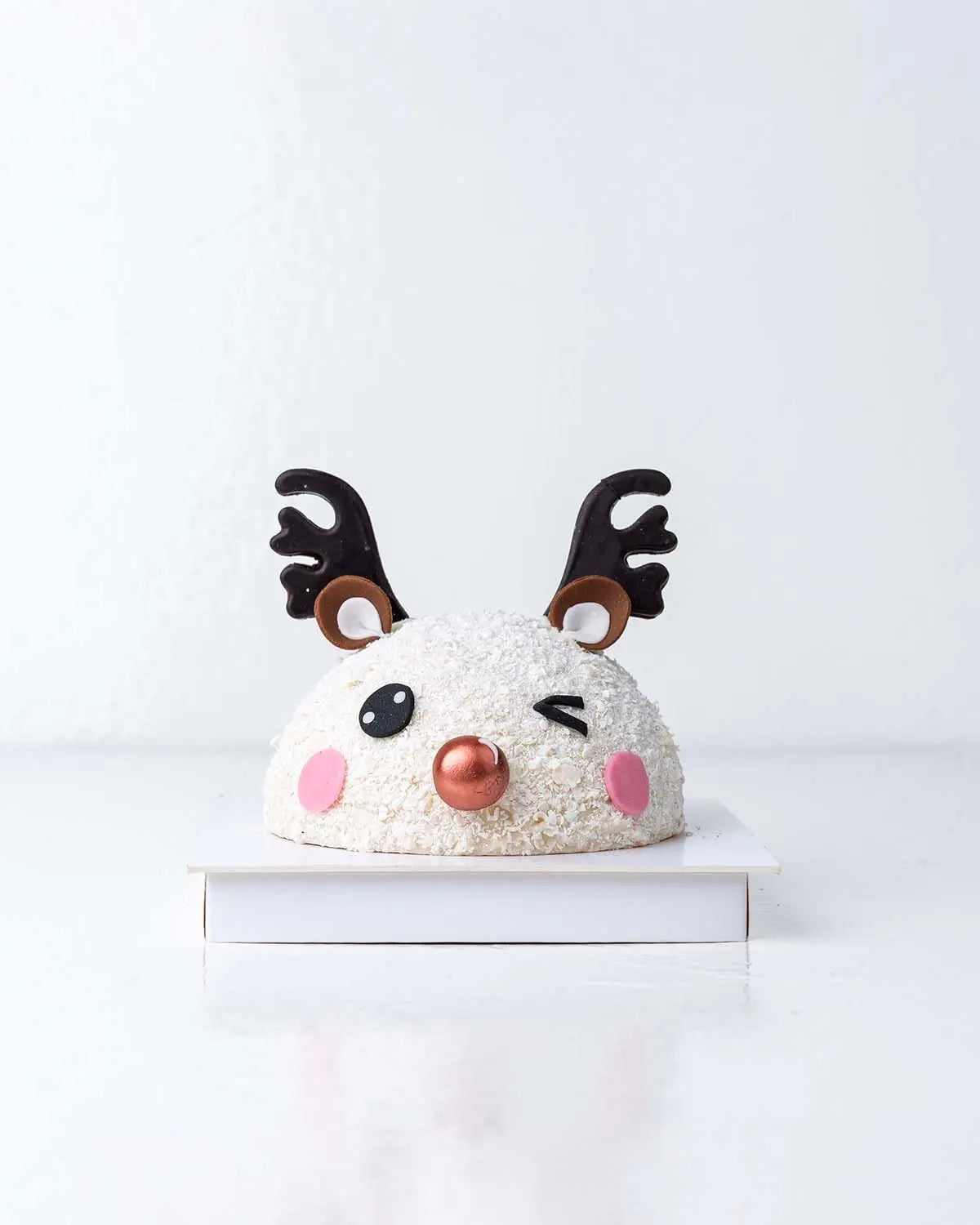 white-reindeer-smash-chocolate-dubai