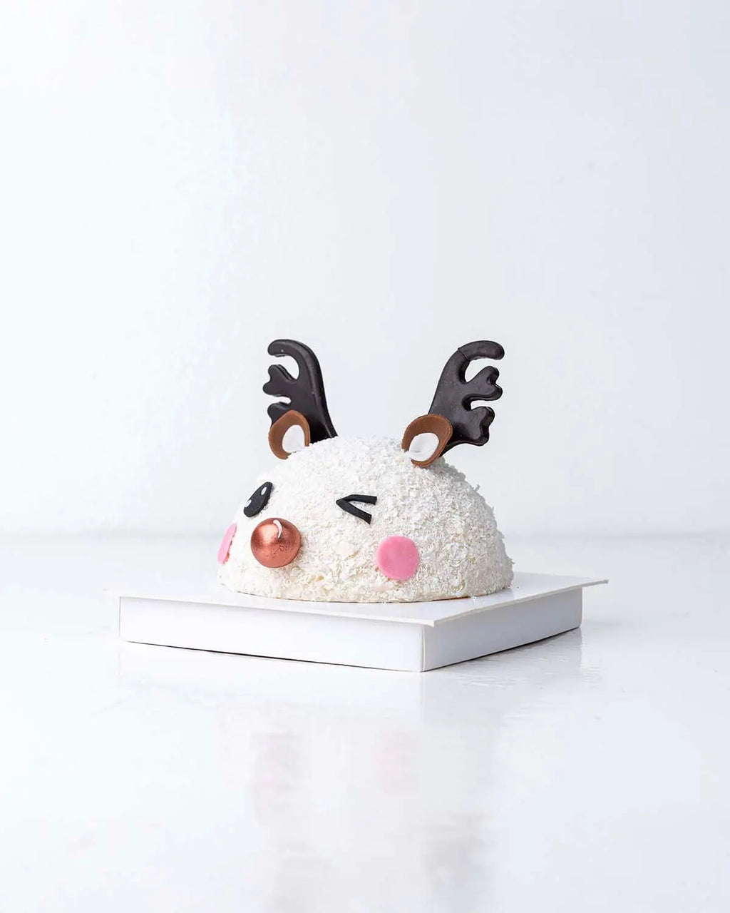 white-reindeer-smash-chocolate-dubai