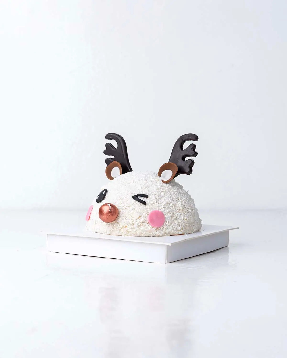 white-reindeer-smash-chocolate-dubai