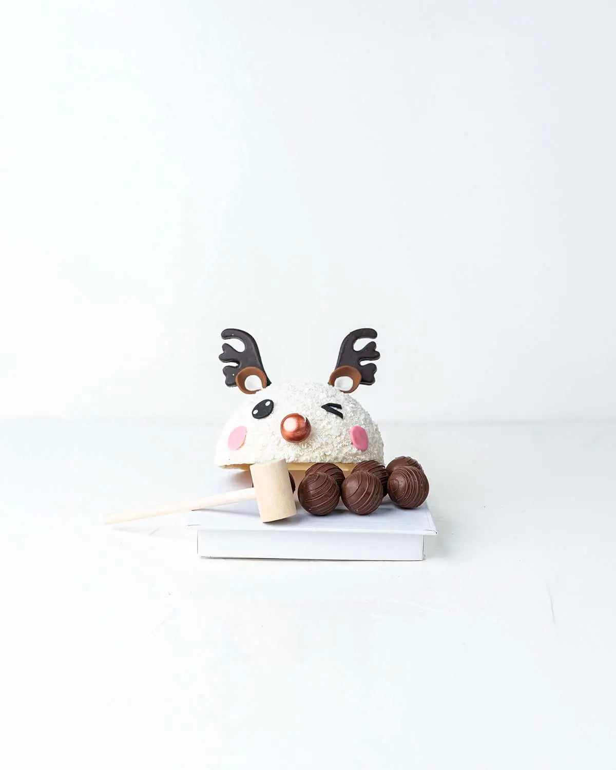 white-reindeer-smash-chocolate-dubai