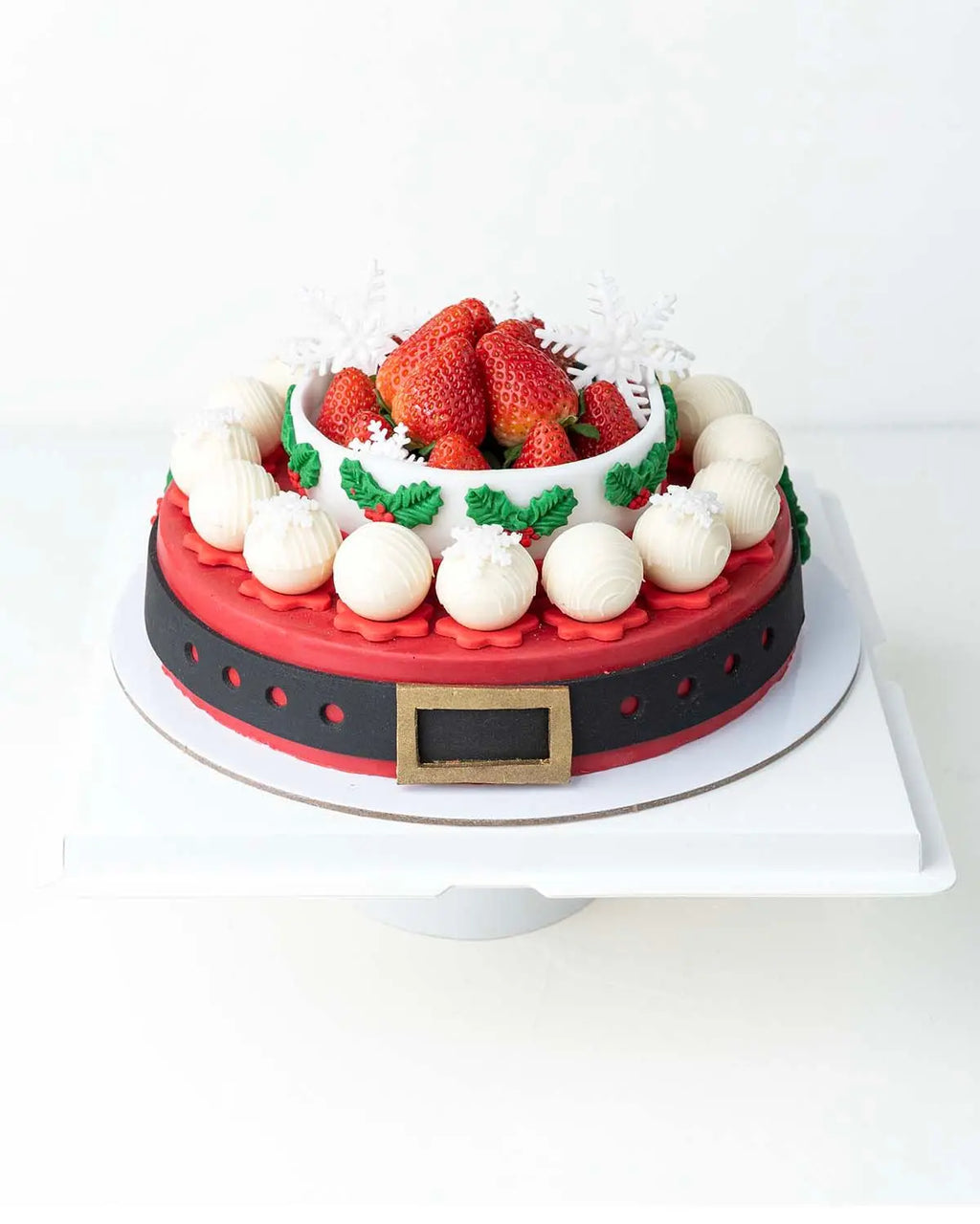 holiday-season-cake-with-fresh-strawberries-dubai