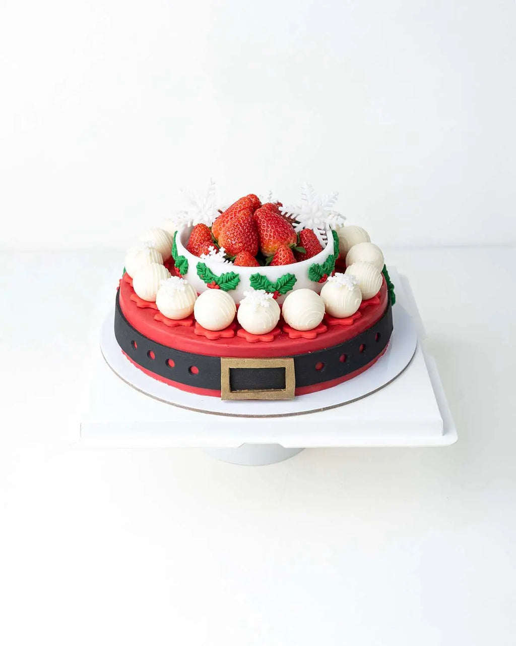 holiday-season-cake-with-fresh-strawberries-dubai