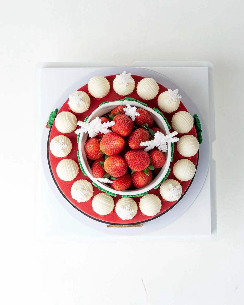 holiday-season-cake-with-fresh-strawberries-dubai