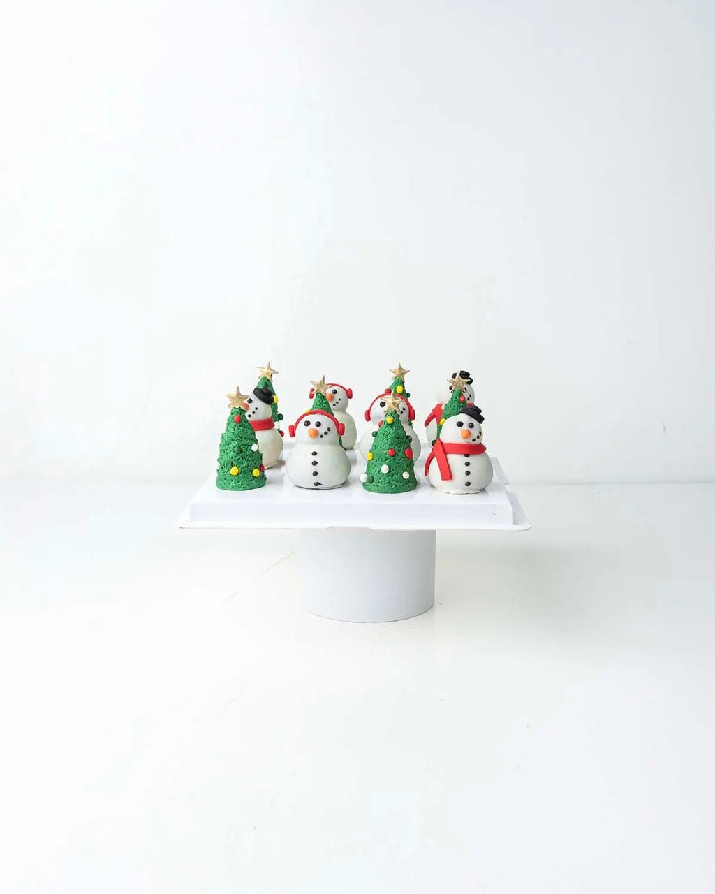 snowman-and-trees-cake-pops-dubai