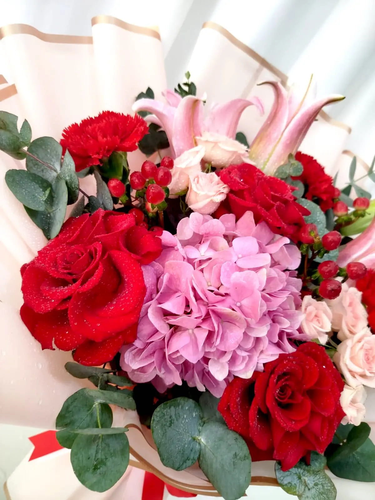 scarlet-blush-rose-lily-bouquet-dubai