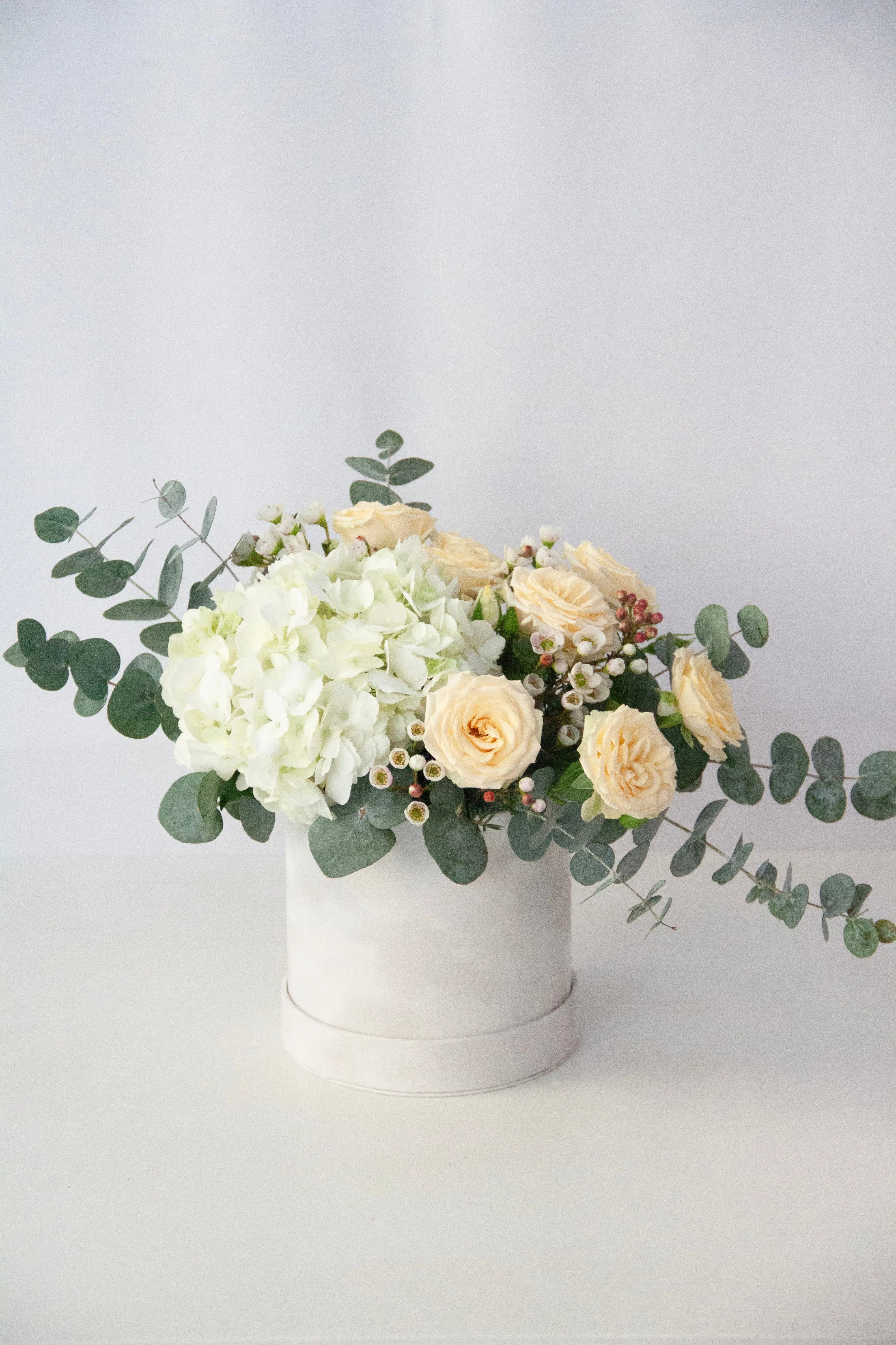 soft-embrace-hydrangea-peach-rose-box-dubai
