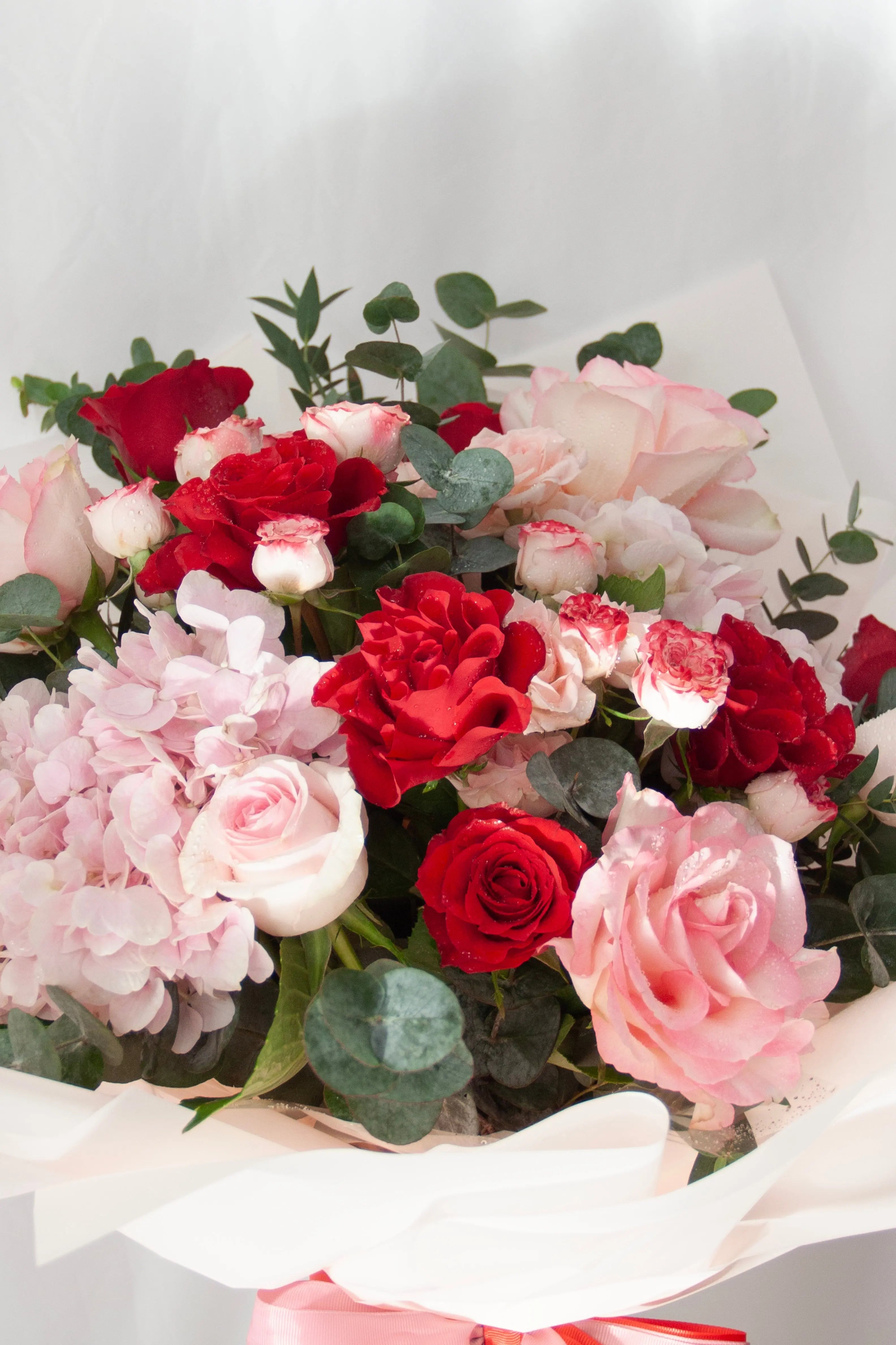 blush-scarlet-affair-mixed-rose-bouquet-dubai