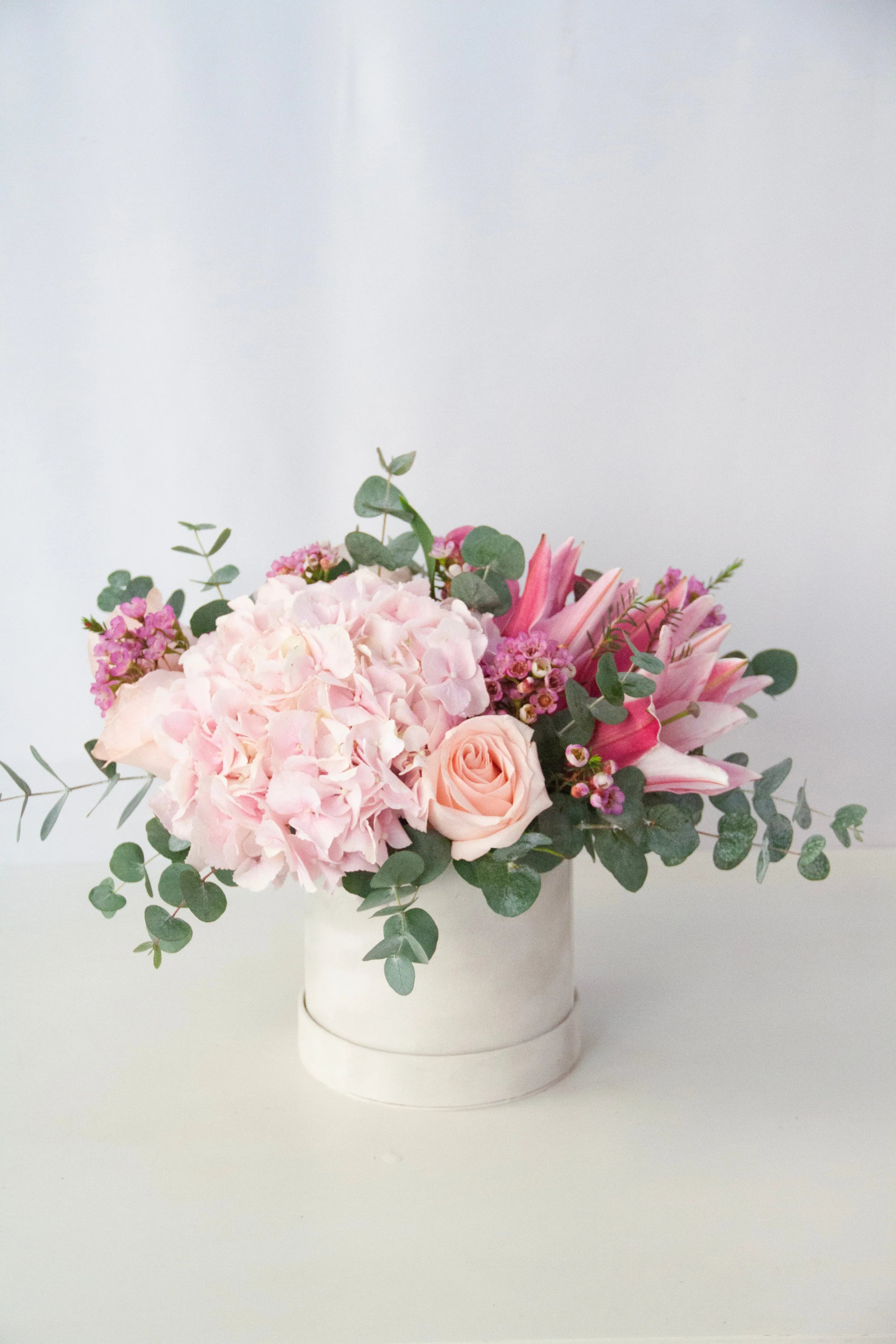 blushy-serenity-hydrangea-lily-box-dubai