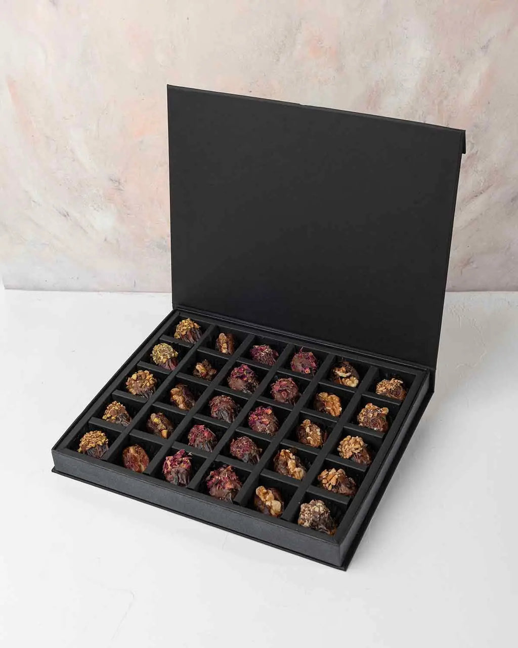 premium-majdoul-dates-gift-box-dubai