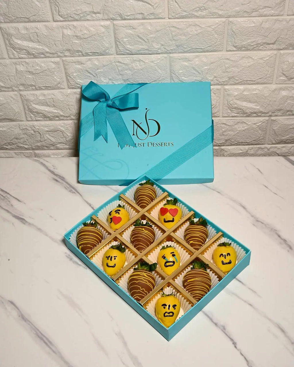emoji-chocolate-strawberries-dubai