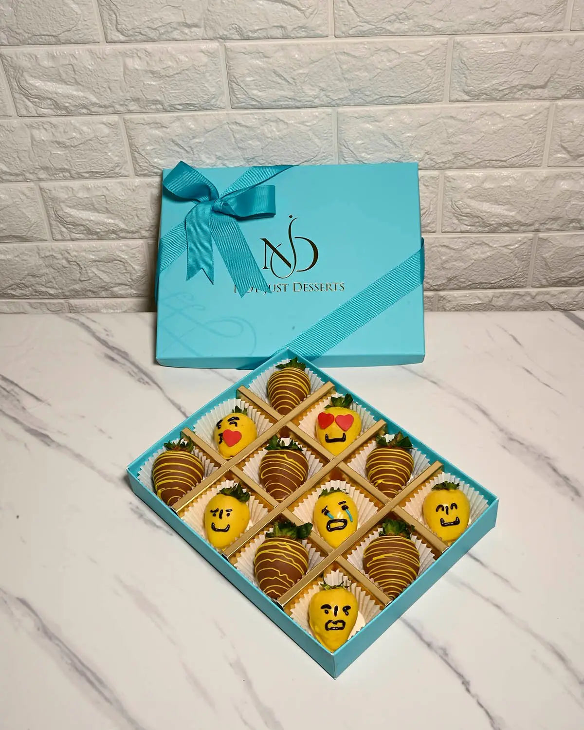 emoji-chocolate-strawberries-dubai