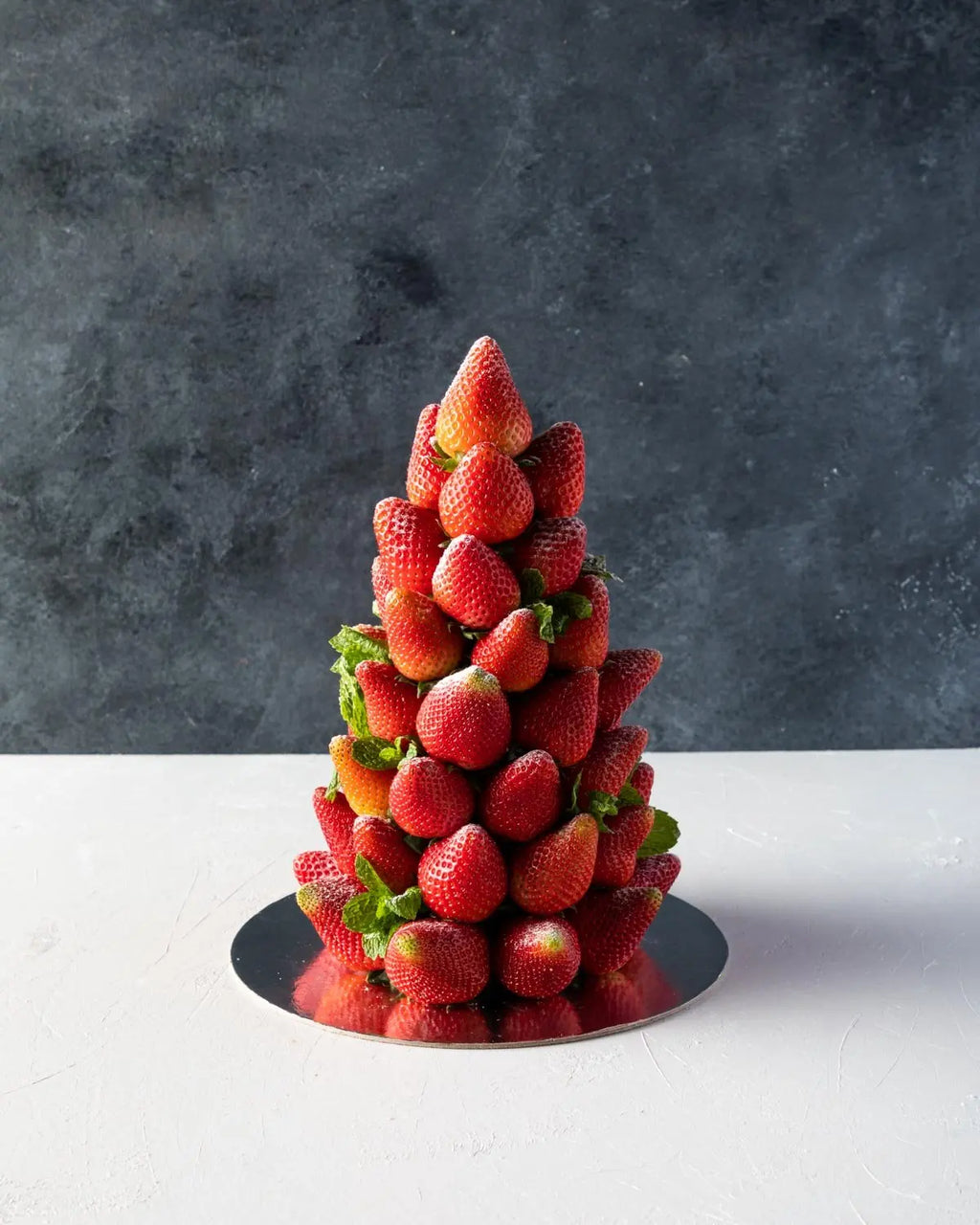 berry-christmas-tree-dubai
