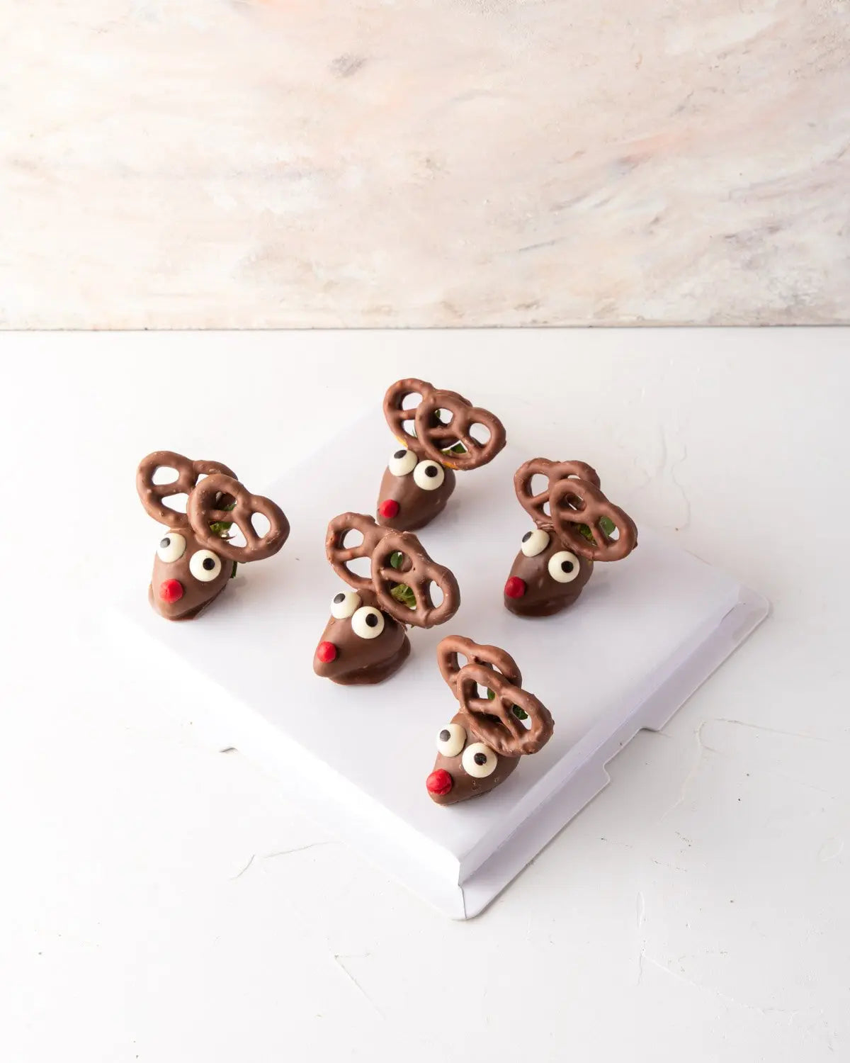 chocolate-strawberry-reindeer-dubai