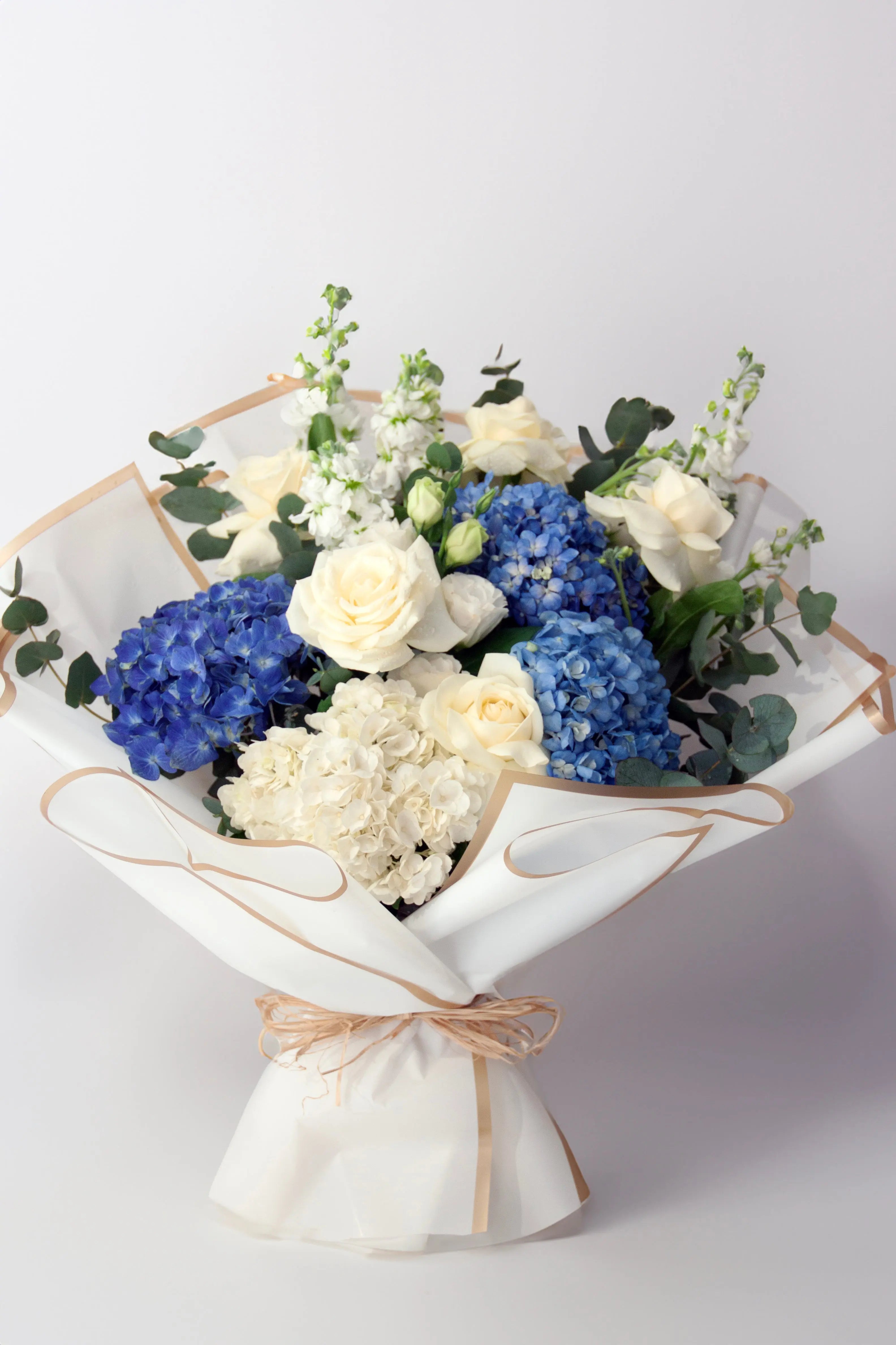 azure-ivory-hydrangea-rose-bouquet-dubai