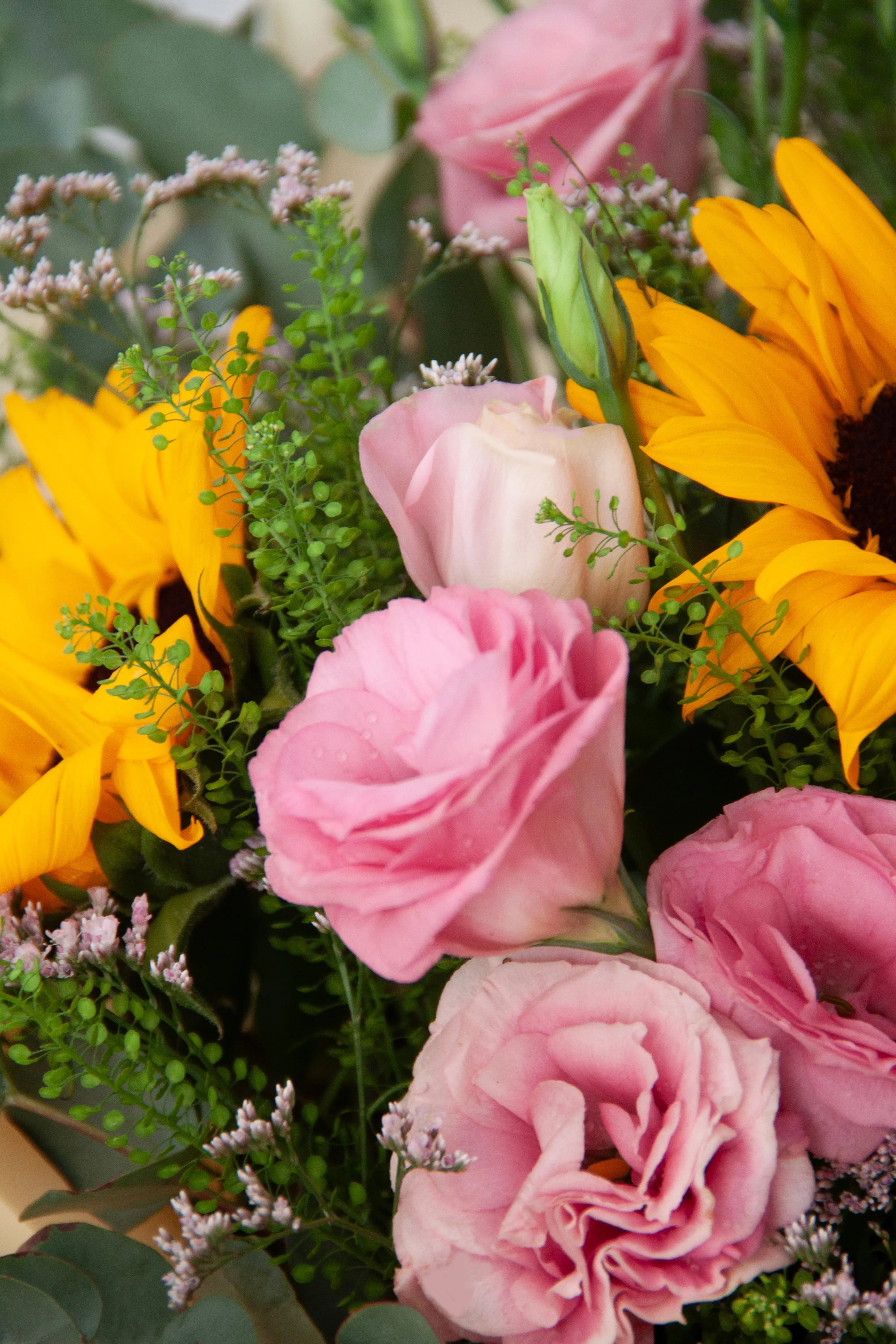 sunshine-blush-sunflower-rose-bouquet-dubai