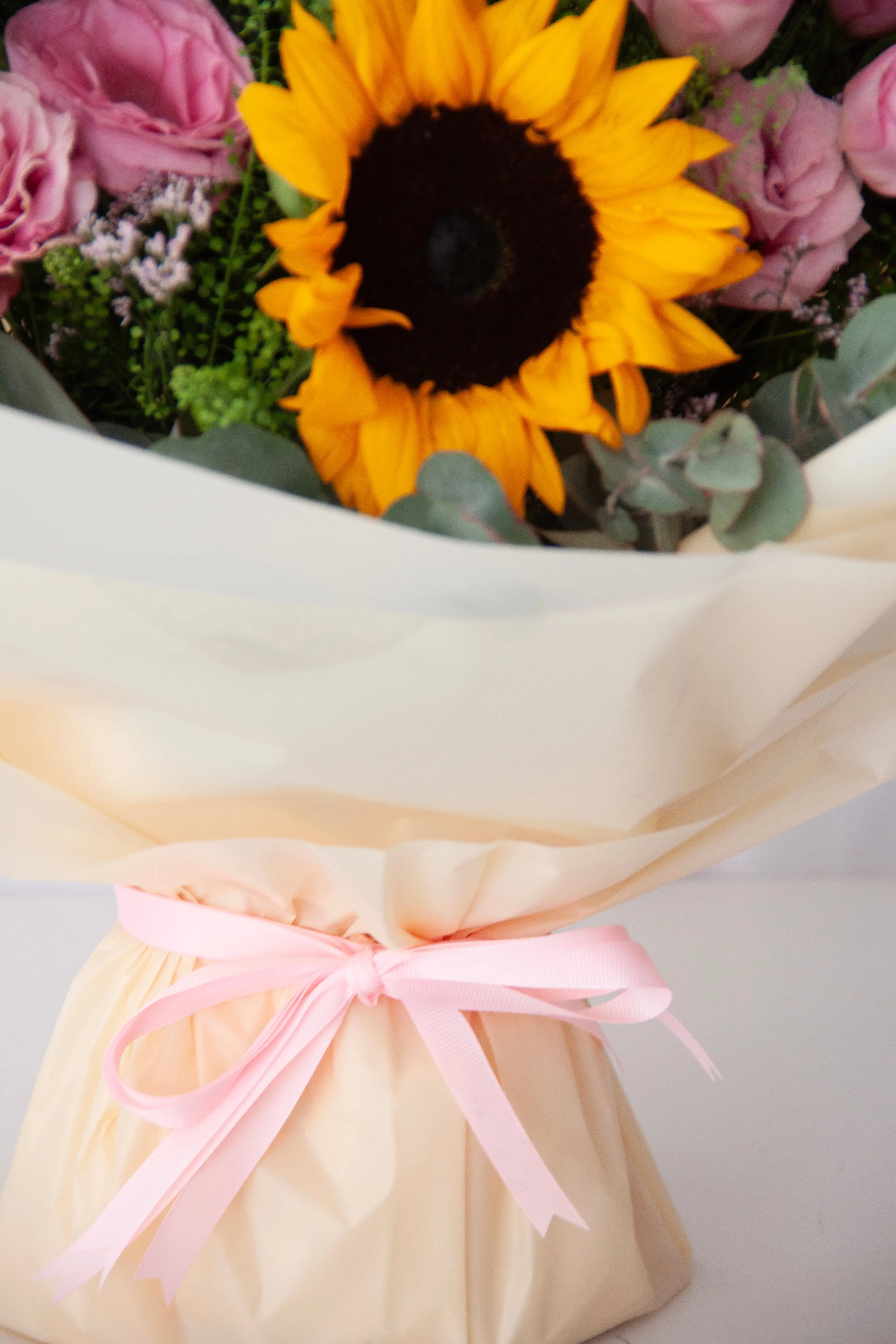 sunshine-blush-sunflower-rose-bouquet-dubai